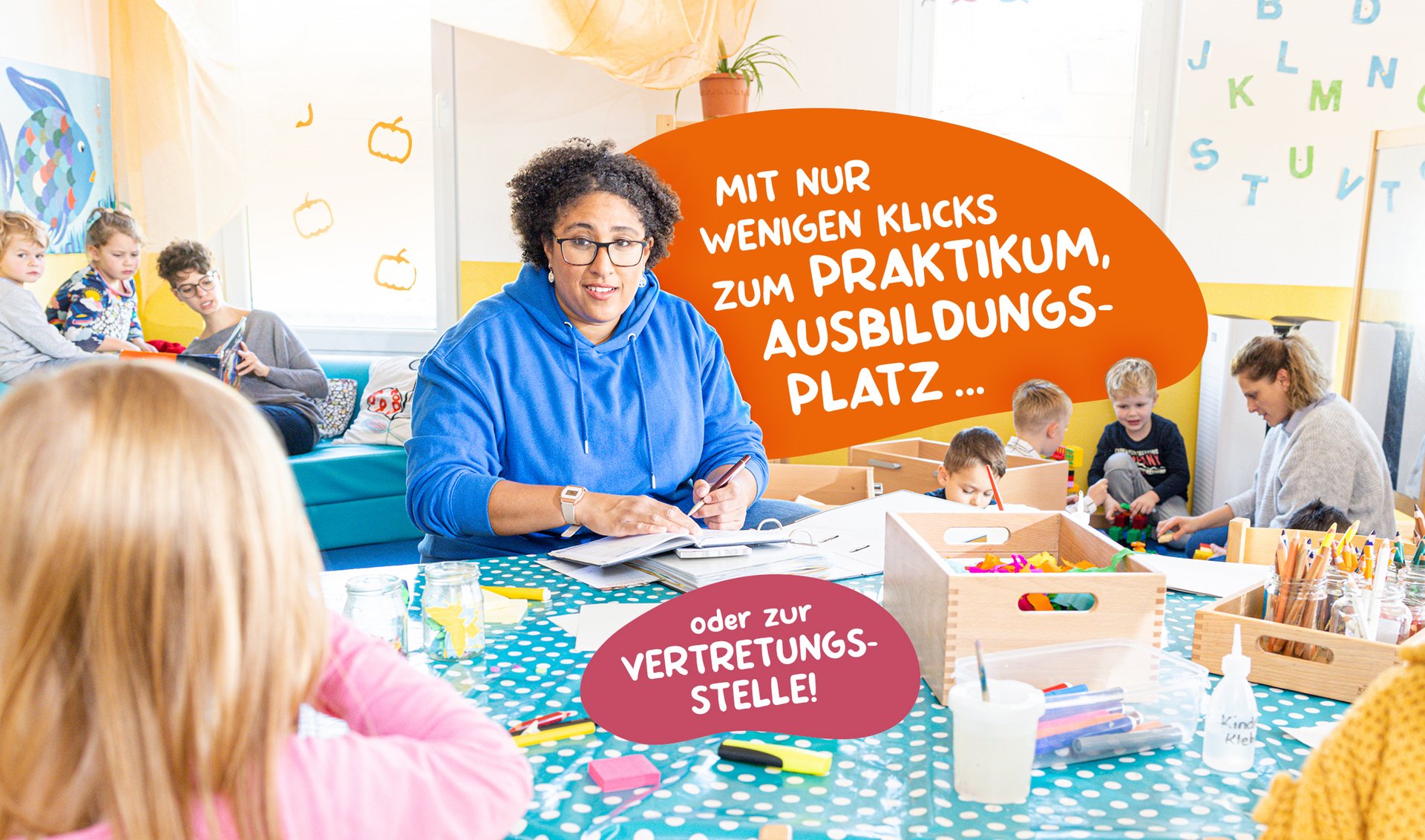 Kinder und Erzieher*innen entdecken gemeinsam im Kindergartenalltag neue Erfahrungen. Die Szene zeigt, wie eine engagierte Fachkraft praktische Aufgaben übernimmt, während die Kinder kreativ spielen und lernen. Das Bild vermittelt einen positiven Eindruck, wie schon kurze Praktika oder eine Ausbildung in der Kita vielfältige Einblicke in die soziale und pädagogische Arbeit ermöglichen. Die freundliche Atmosphäre unterstützt Neugier und Entwicklung, macht Lust auf einen Beruf, der Abwechslung und echte Begegnungen bietet.