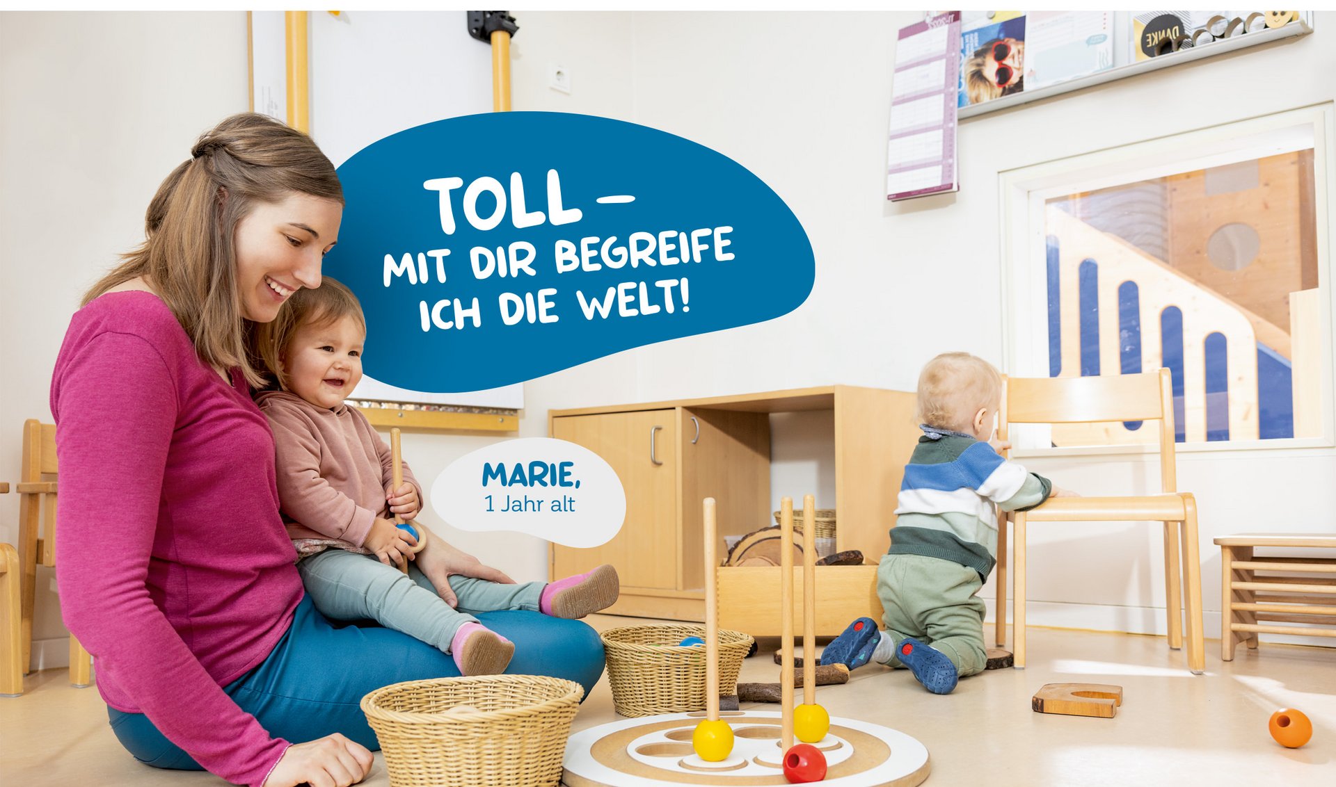 Kinder erleben in der Kita, wie sie spielerisch die Welt entdecken und dabei von einer einfühlsamen Erzieherin begleitet werden. In einer liebevollen Atmosphäre lernen sie durch Bewegung, Neugier und gemeinsames Entdecken. Die Szene verdeutlicht, wie pädagogische Fachkräfte den Alltag individuell gestalten und jedem Kind Raum geben, Fähigkeiten und Selbstvertrauen zu entwickeln. Die freundliche Umgebung unterstützt das kindliche Bedürfnis nach Geborgenheit und fördert das soziale Miteinander im Kita-Alltag.